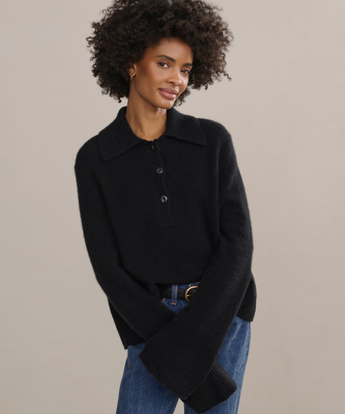 Relaxed knit polo with wide sleeves, ribbed trimmings and three buttons.