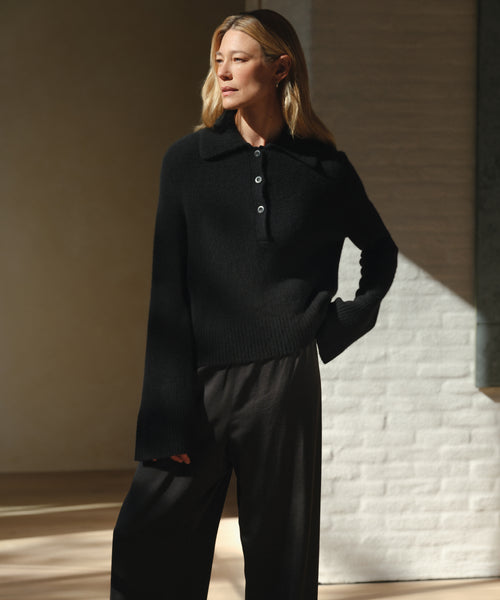 Relaxed knit polo with wide sleeves, ribbed trimmings and three buttons.